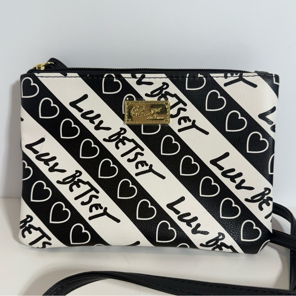 Betsey Johnson Clutch Wristlet Luv Purse Bag Zipper Strap Crossbody Shoulder